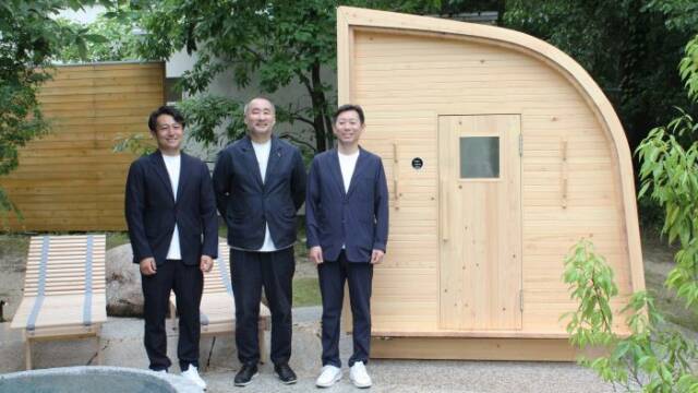 吉野ヒノキのサウナを紹介する（左から）揚松晴也さん、山中洋さん、立花哲也さん