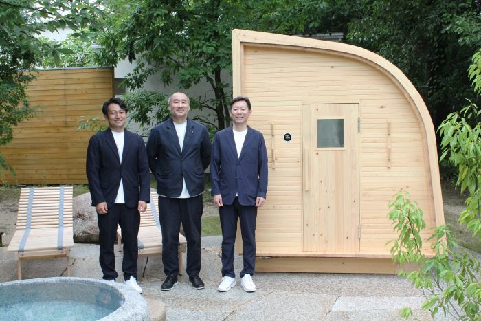 吉野ヒノキのサウナを紹介する（左から）揚松晴也さん、山中洋さん、立花哲也さん