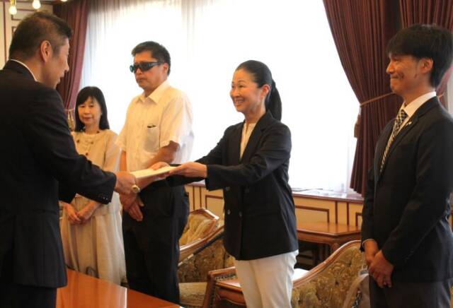 資料とともに提言を森智広市長に手渡す日下由紀子代表
