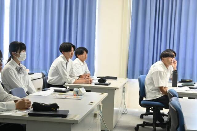 真剣な表情で話を聞く生徒6人