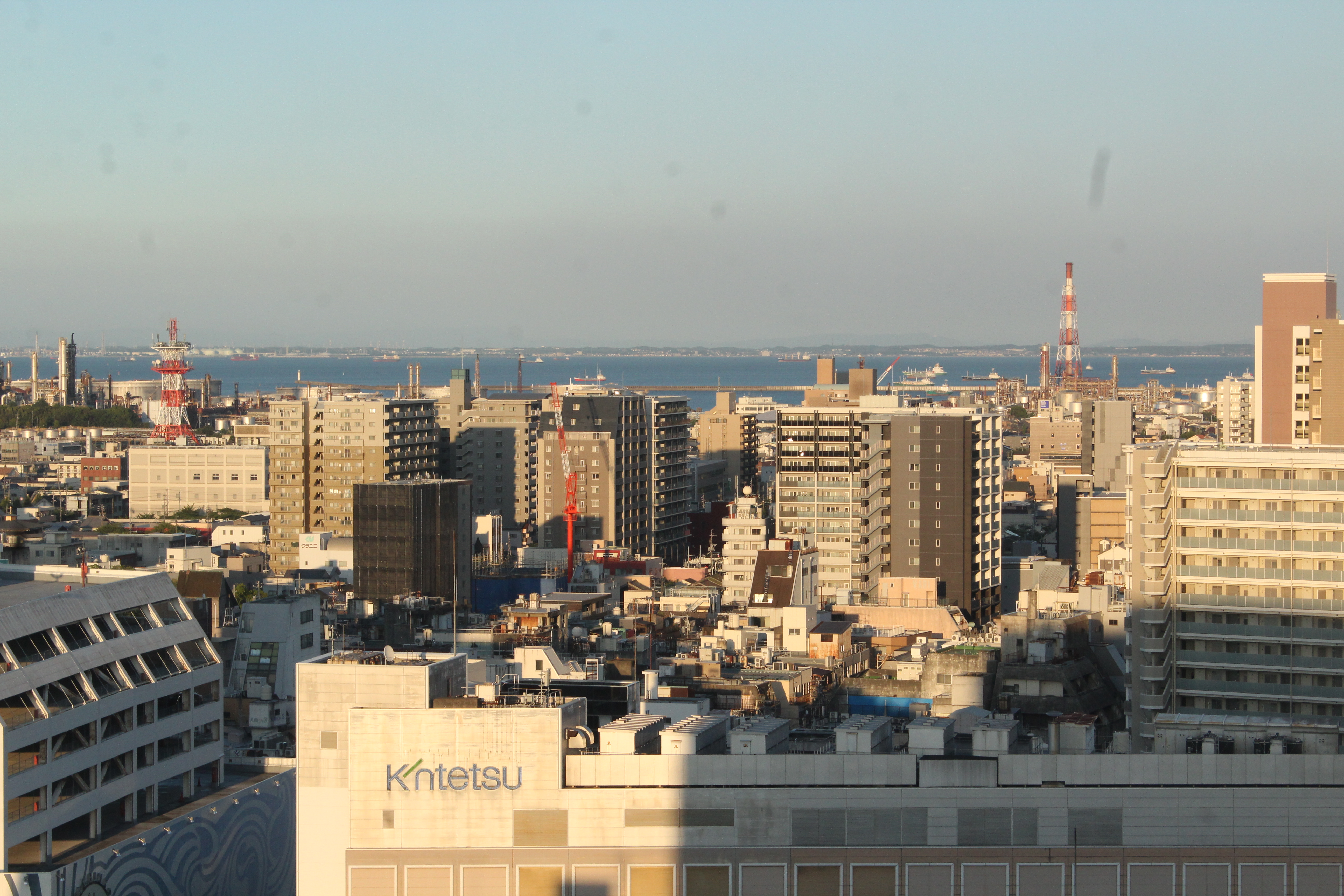 都ホテル四日市16階スカイバンケットの窓から望む四日市市街とコンビナートの景色