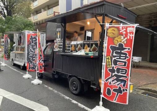 四日市諏訪商店街のアーケード内に停車するキッチンカー