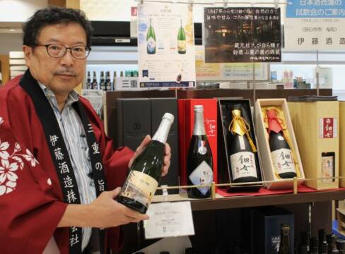 特別販売会でスパークリングのUZUMEを手にする伊藤旬社長