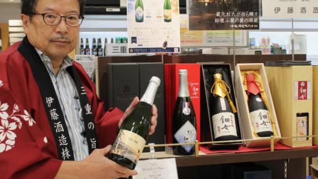 特別販売会でスパークリングのUZUMEを手にする伊藤旬社長