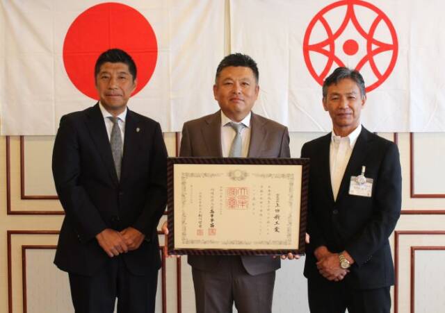 紺綬褒章を手にする上田重幸社長と森智広市長(左)、廣瀬琢也教育長(右)