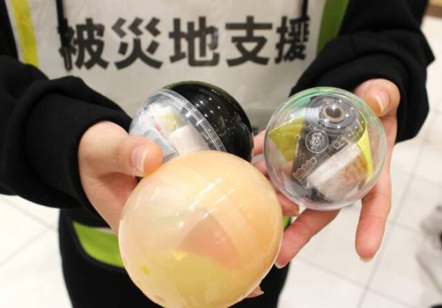 カプセルの中には防災グッズや生徒のメッセージも
