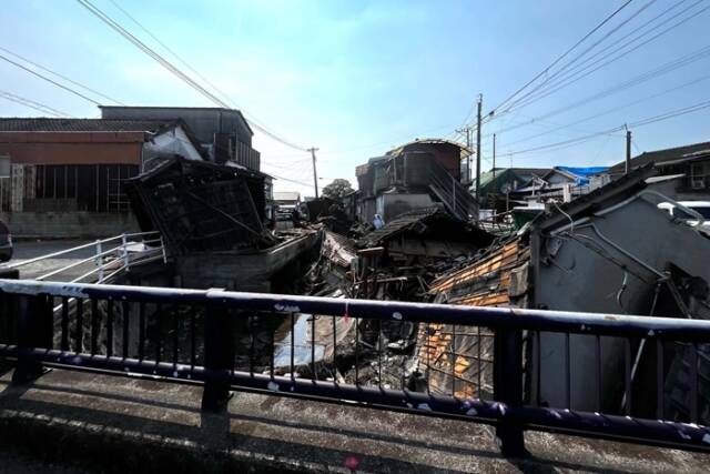 川沿いに倒壊した家屋