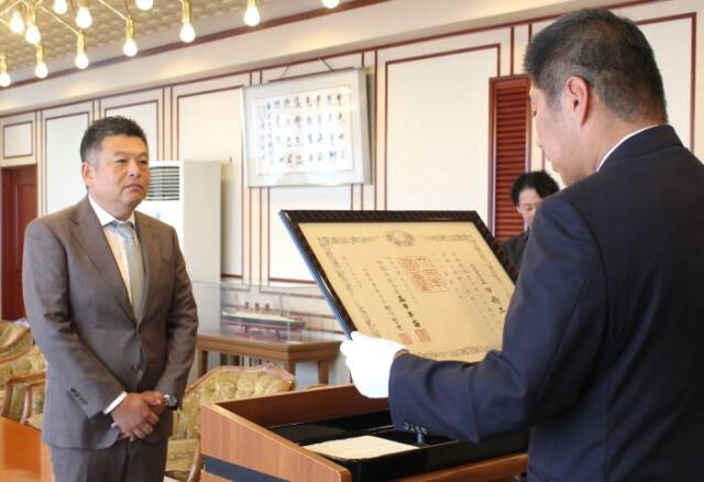 四日市の上田新工業に紺綬褒章、市役所で伝達式、子どもの体育用具購入