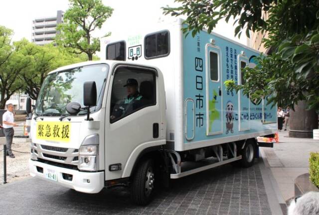 熊本県宇城市へ向けて出発するトイレトラック