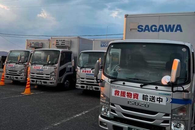 八代市の災害ボランティアセンター周辺に並ぶ救援物資輸送のトラック