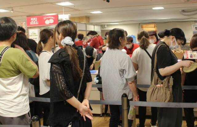 「551HORAI」は順番待ちの人で長い列