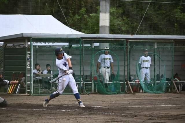ヒットを放つ濱口選手