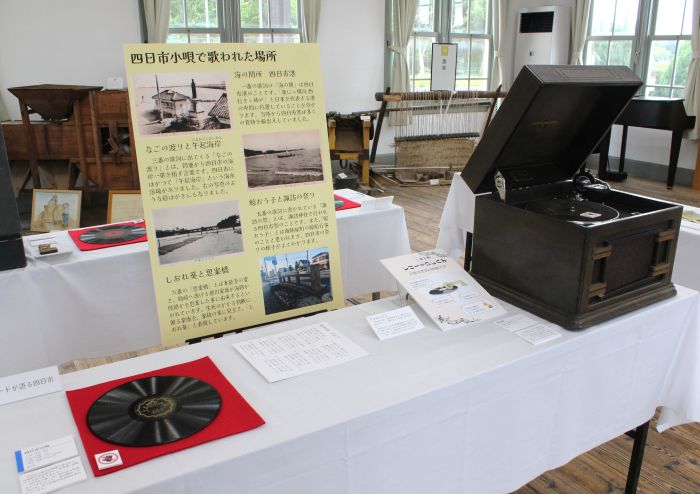 「四日市音頭」のレコード盤などを紹介するコーナー。蓄音機は90年前のもの