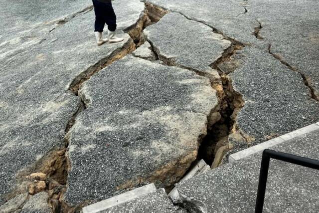 地震で地面に生じた大きな亀裂と段差