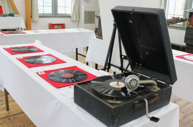 四郷郷土資料館が保存していた産業関係のレコード盤やポータブル蓄音機