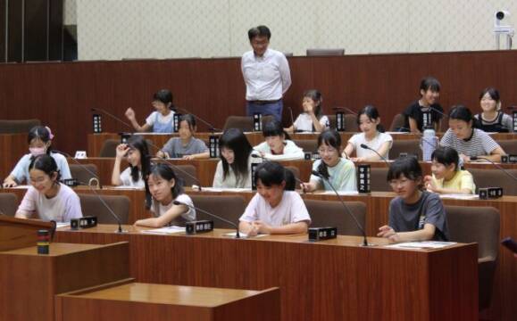 本会議場で電子採決システムを体験する子どもたち