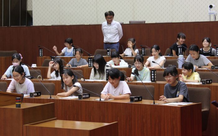 本会議場で電子採決システムを体験する子どもたち