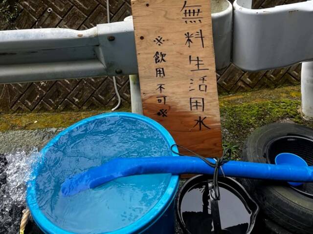 龍峯山の登山口周辺に置かれた無料生活用水のバケツ