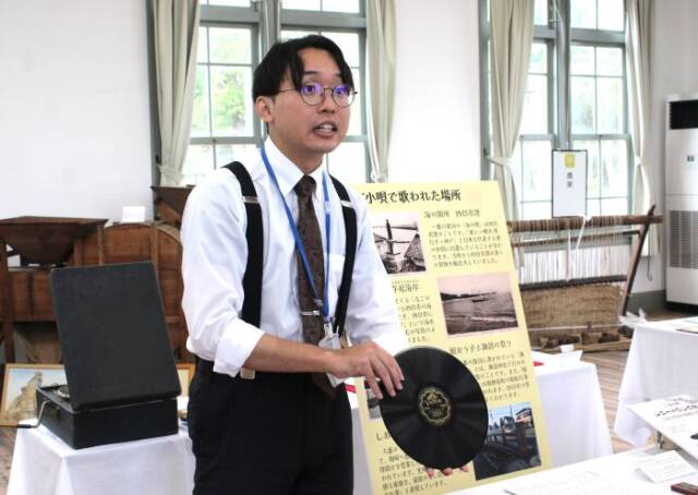 8月29日の解説会で展示の説明をする河西一成さん