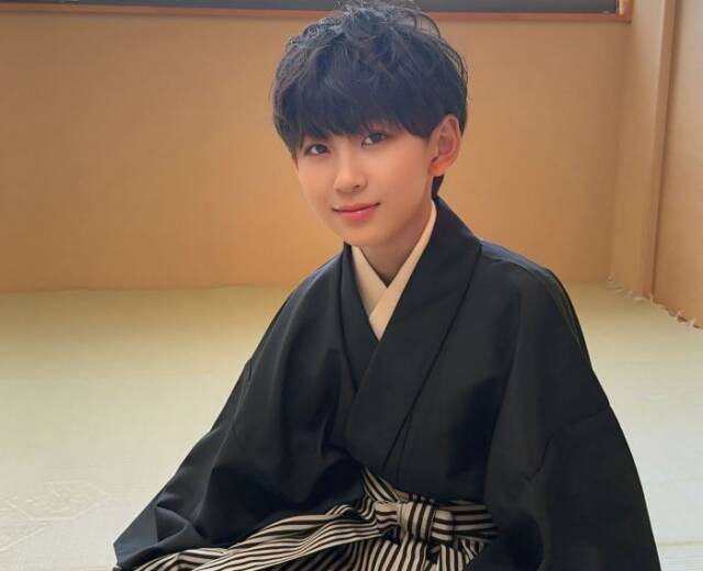 着物で微笑む豊田君