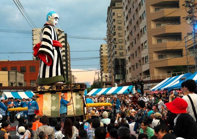 大勢の観客が見守る中、交差点会場で演技する大入道