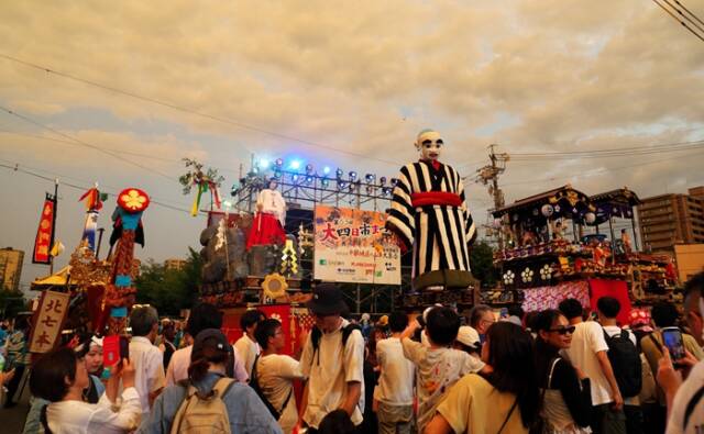 第63回大四日市まつりで交差点会場に並ぶ鯨船勢州組、岩戸山、大入道、菅公、甕破りの5つの山車