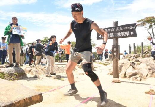 県境で反復横跳びに挑戦する男性