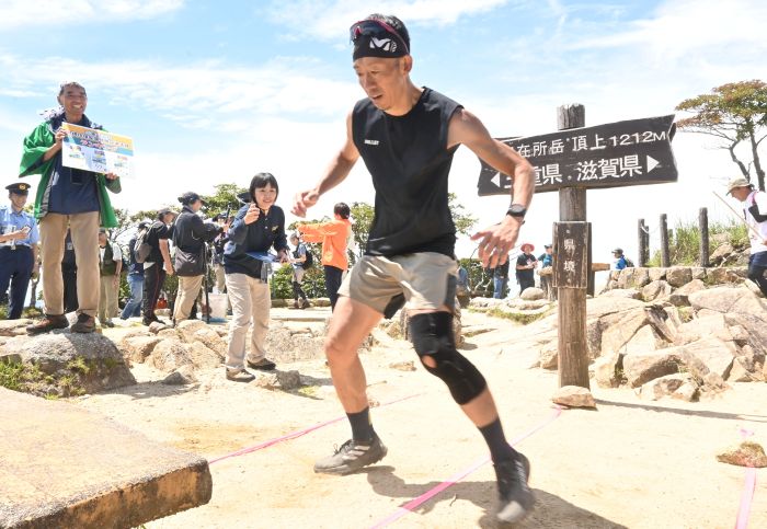 県境で反復横跳びに挑戦する男性