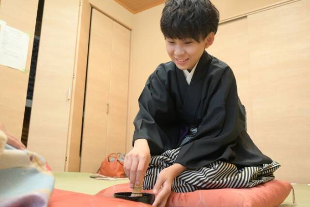 お茶を点てる着物姿の豊田さん