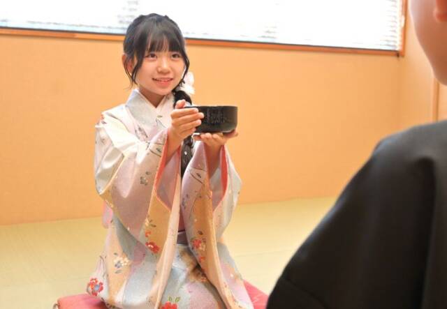 兄の点てたお茶を手にする着物を着た柚杏さん