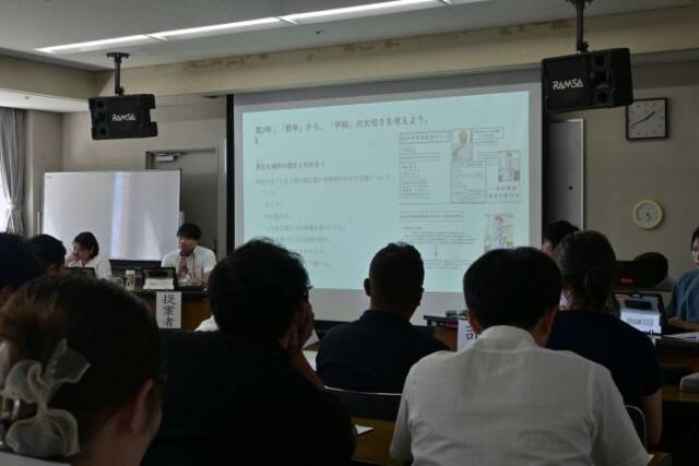 平和学習の実例を発表する登壇者と受講者