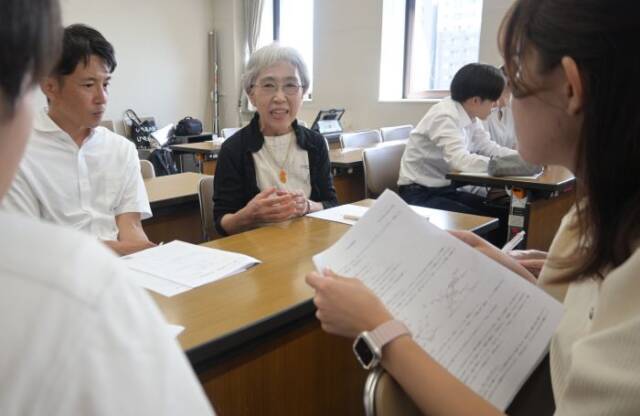 参加した教員と話す出口さん