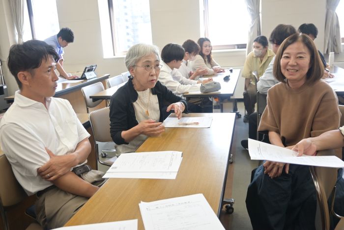 平和学習について討議する教員と出口さん