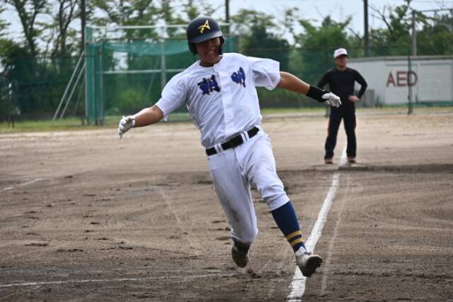 ホームインする濵田選手