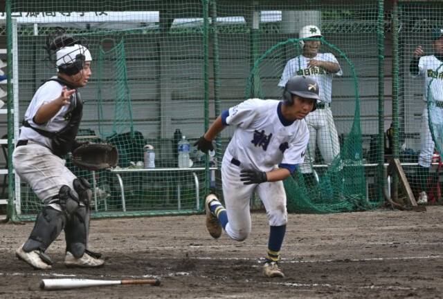 出塁する石本選手