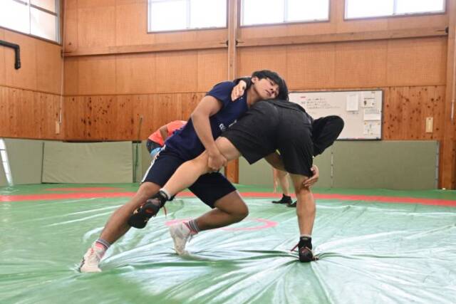 練習に励む部員2人