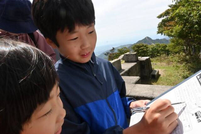 クイズの回答をする小学生