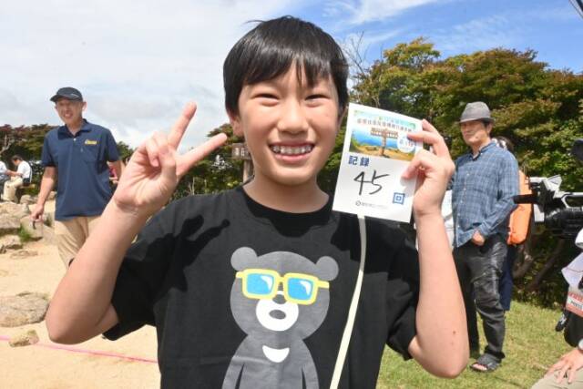 45回と書かれた記録カードを手にする藤澤さん