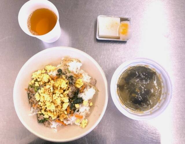 ちょこっと食堂の献立として、ビビンバ丼、わかめスープ、フルーツカルピス寒天が皿に盛られて並んでいる写真。