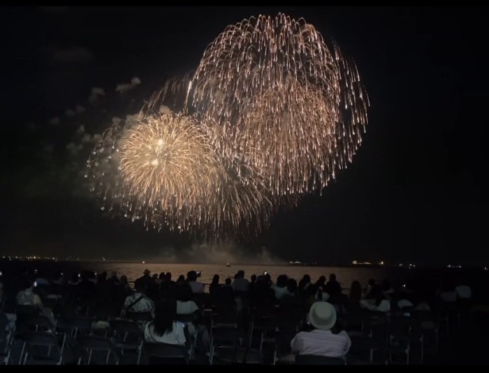 昨年の四日市花火大会の観覧席から見た花火。点前にはいすが置かれ座る人も