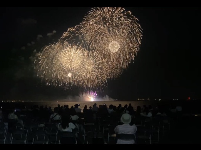 昨年の花火大会で観覧席から見た花火