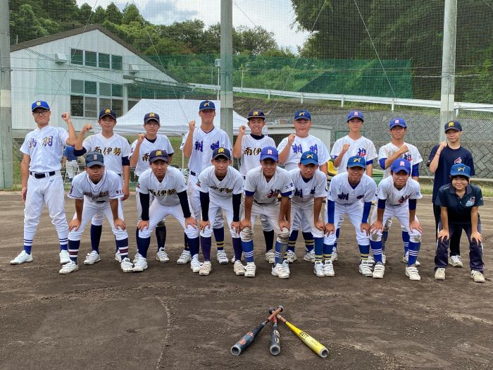 連合チームのメンバーとマネージャーその前にバット3本ある