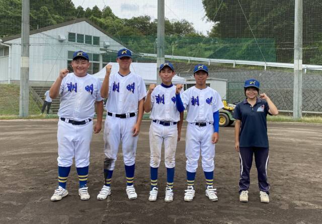 ガッツポーズをとる部員4人とマネージャー