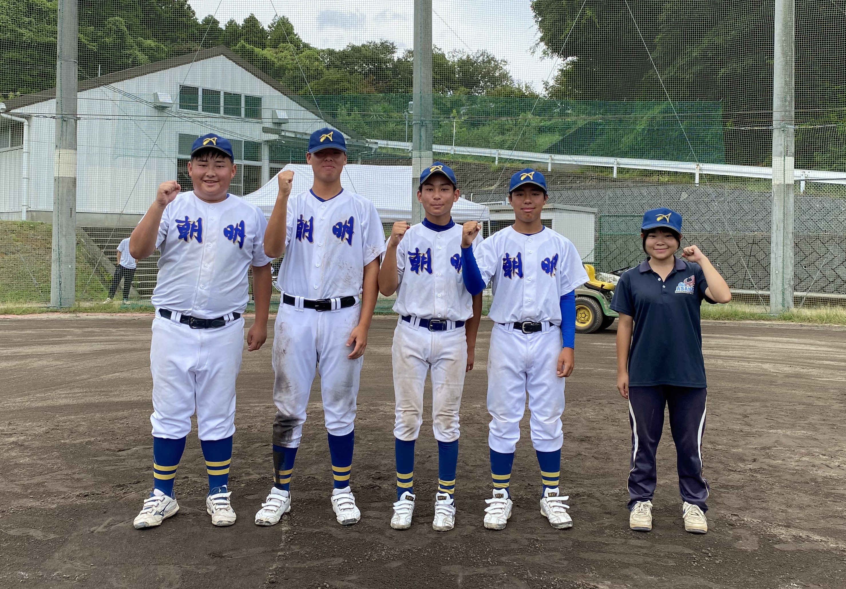 ガッツポーズをとる部員4人とマネージャー