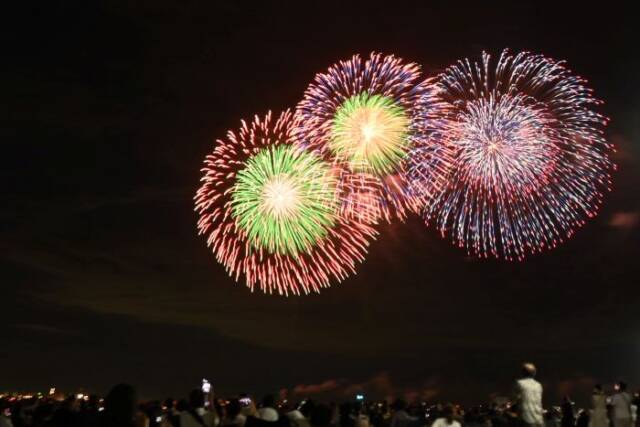 売り上げられた花火3つ