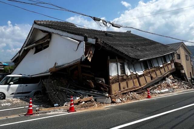 地震により倒壊した家屋