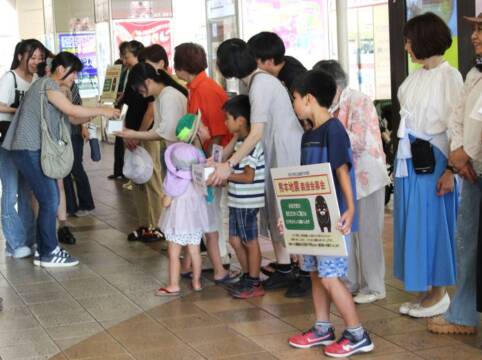 募金の呼びかけに協力する人は多かった
