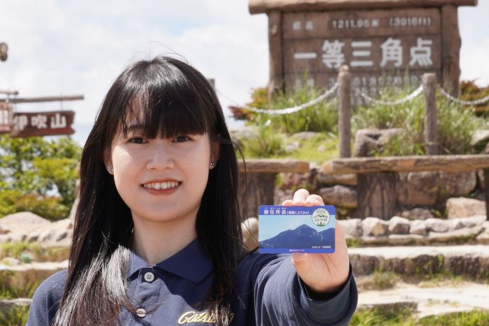 山の日の来場者に配られる「山の日記念カード」