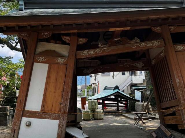 地震で傾いた神社の門