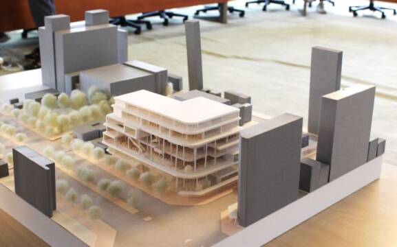 議員説明会の会場に置かれた新図書館の現時点の模型